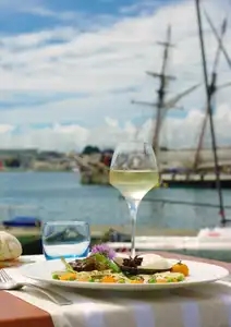 Déjeuner gastronomique avec vue sur le port