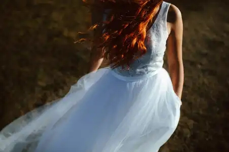 Cheveux de femme rousse dans le vent