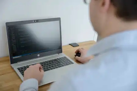 Développeur informatique devant son ordinateur portable